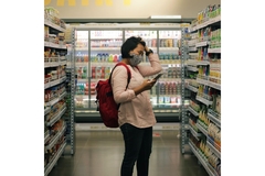 Image Woman in the supermarket searching for nutritious food